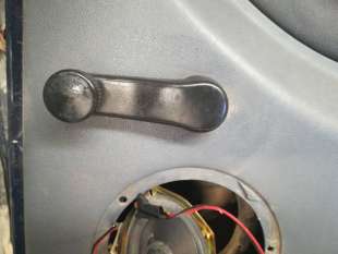 MANETA ELEVALUNAS TRASERA...